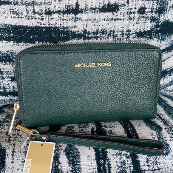 Michael Kors Handbags - Michael Kors Jet Set Travel Lg Flat Multifunctional Phone Case-Wristlet-Wallet